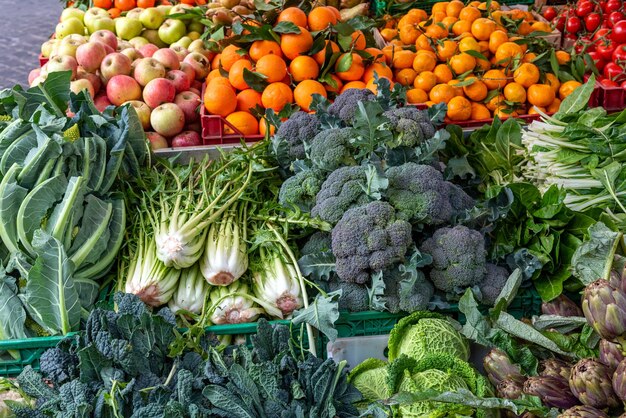 시장 에서 판매 하는 러드 채소 와 과일