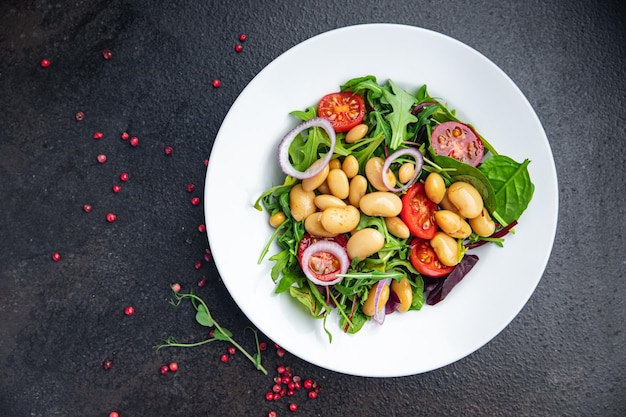 Insalata fagioli bianchi foglie di pomodoro mix di lattuga petali porzione fresca pasto sano dieta spuntino