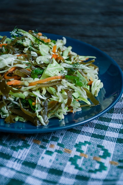 Салат из белокочанной капусты, морской капусты и свежей моркови с оливковым маслом