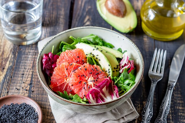 Insalata con avocado e pompelmo