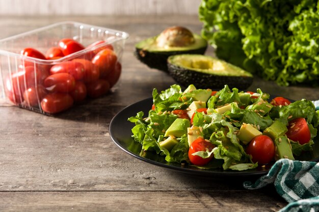 Salad with avocado, lettuce, tomato and flax seeds