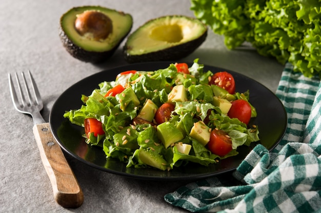 Insalata con semi di avocado, lattuga, pomodoro e lino