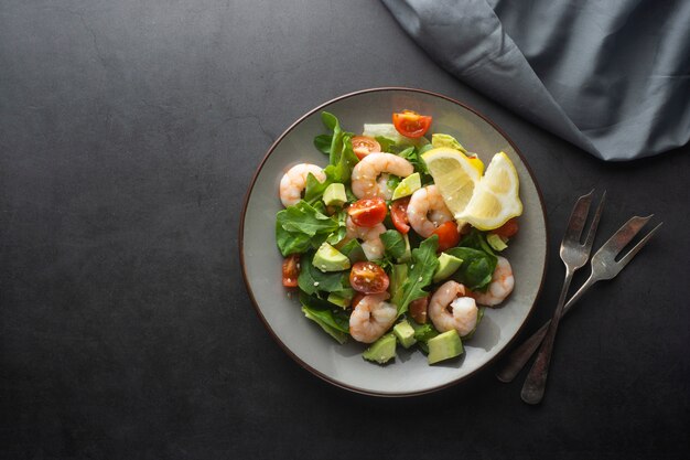 Salad with avocado and shrimps