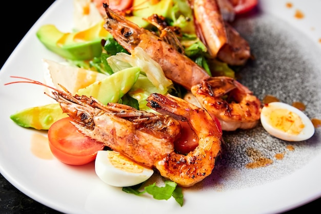 Insalata con avocado gamberi tigre pomodori e uova di quaglia