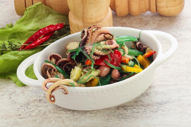 Salad with baby octopus, bell pepper and chukka