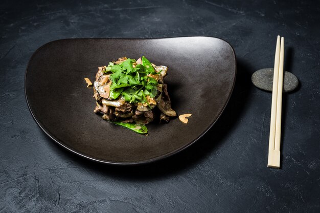 Foto insalata con filetto di manzo al forno e melanzane