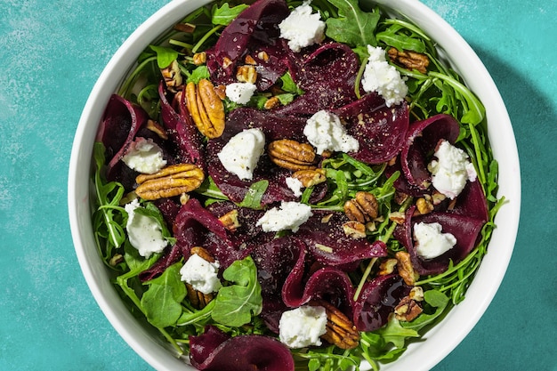 Foto insalata con barbabietola rucola e pecorino contadino con noci e salsa balsamica ricetta estiva