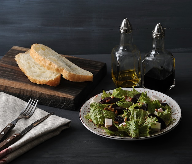 Photo salad with beets, lettuce, feta cheese, roasted pine nuts