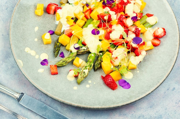 Salad with berries and asparagus