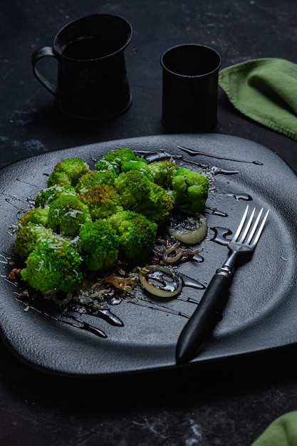 Салат с брокколи луком и грецкими орехами