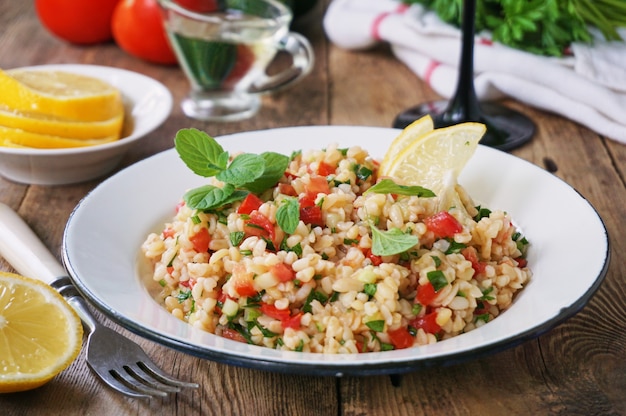 사진 bulgur, 토마토, 오이, 신선한 허브 샐러드