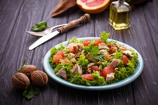 Salad with chicken and grapefruit