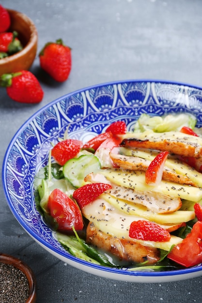 Salad with chicken and mango