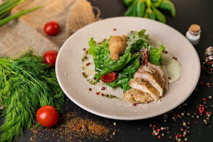 Фотография салат с курицей, моцареллой и помидорами черри