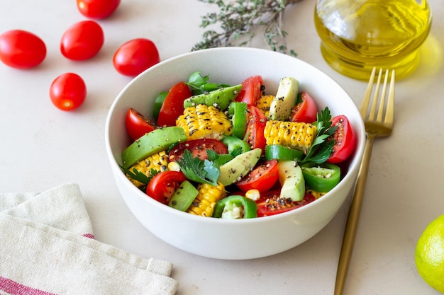 Insalata con mais avocado pomodori peperoni e prezzemolo alimentazione sana cibo vegetariano