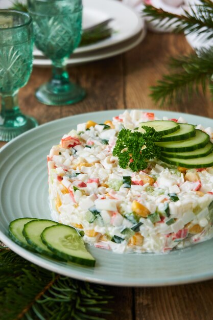 Insalata con bastoncini di granchio, verdure, riso e uova