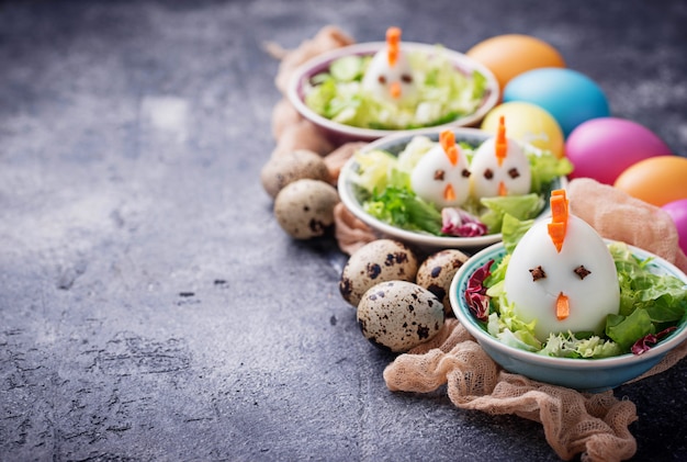 鶏の形の卵のサラダ。お祝い料理