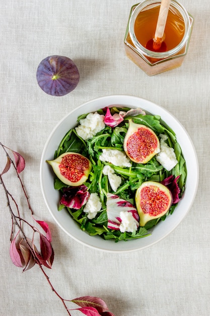 Salad with figs, cheese and honey