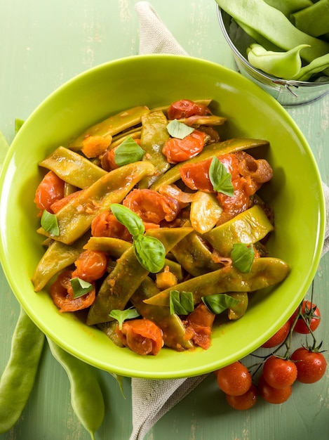 Salad with flat green beans and tomatoes