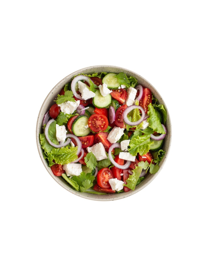 Photo salad with fresh vegetables and cheese on the table culinary background
