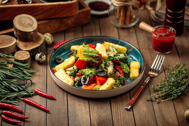 Insalata con feta fritta e foglie di lattuga