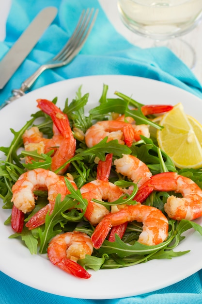 Salad with fried shrimps and lemon