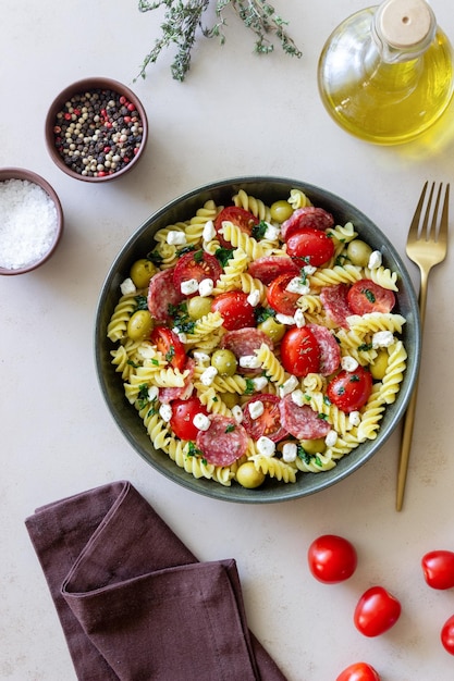 Салат с макаронами фузилли, колбасой, оливками и творогом Итальянская еда