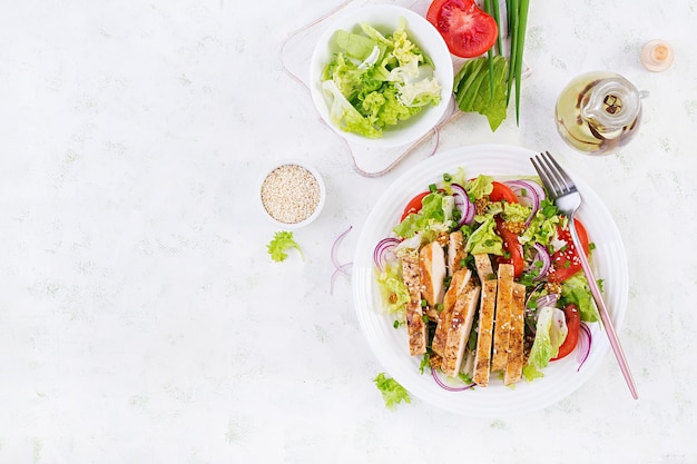 Salad with grilled chicken breast Fresh vegetable salad with chicken meat Healthy lunch menu Diet food Top view flat lay