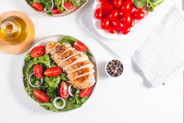 Salad with grilled chicken fillet meat, fresh vegetables, spinach, ruccola, red onion and tomato.