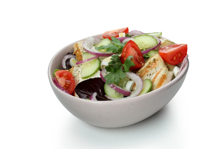 Photo salad with grilled chicken isolated on white background