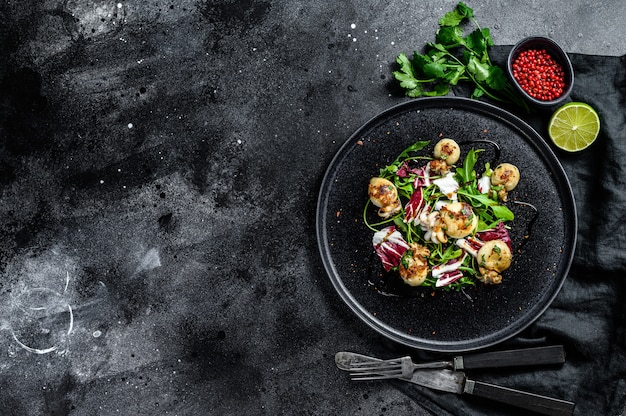 Insalata con seppie grigliate e rucola. vista dall'alto