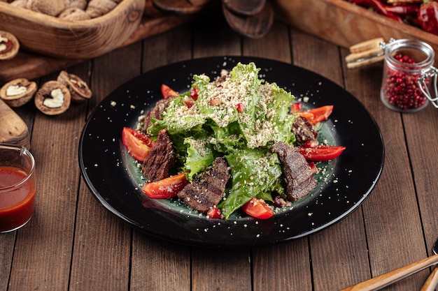 Salad with grilled veal and grated nuts