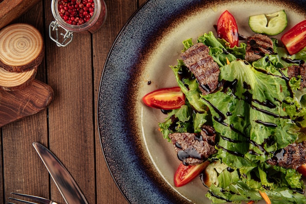 Photo salad with grilled veal and grated nuts