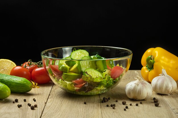 Insalata con lattuga avocado pomodori e cetriolo