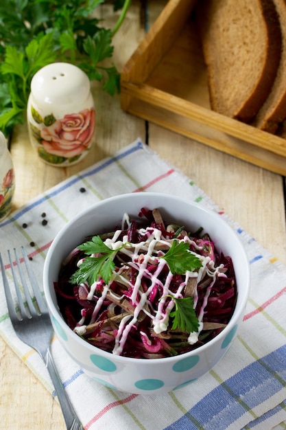 Салат с мясом и свеклой в миске