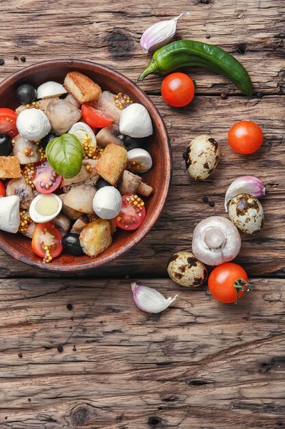 Insalata con carne e verdure