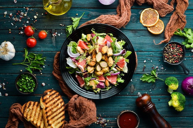 Салат с мидиями, грейпфрутом и овощами вид сверху свободное место для текста