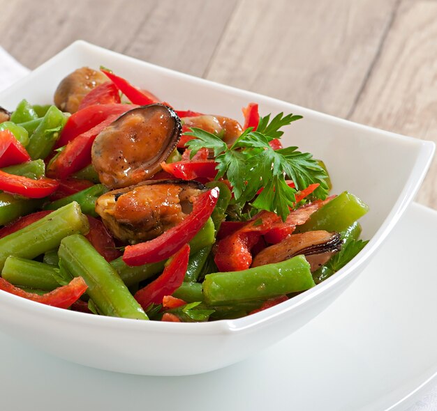 Salad with mussels, green beans and paprika