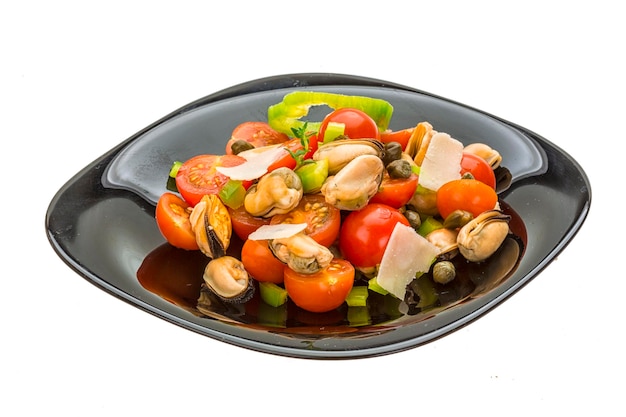 Salad with mussels and tomato