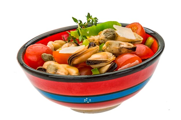 Salad with mussels and tomato