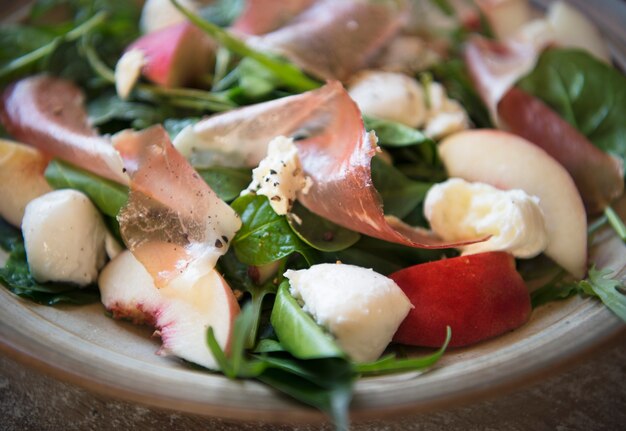 Foto insalata con l'idea di ricetta di fotografia dell'alimento del prosciutto di parma