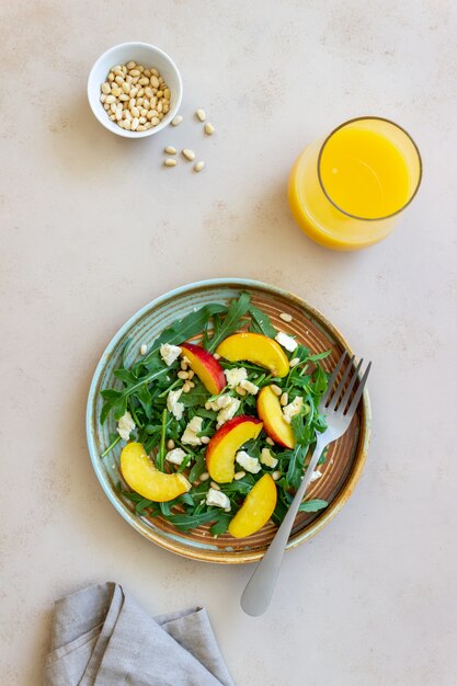 복숭아, arugula, 치즈, 견과류와 꿀 샐러드. 건강한 식생활. 채식주의 자 음식. 레시피.