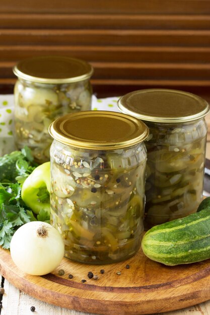 Photo salad with pickles and vegetables on the kitchen wooden background homemade pickle copy space