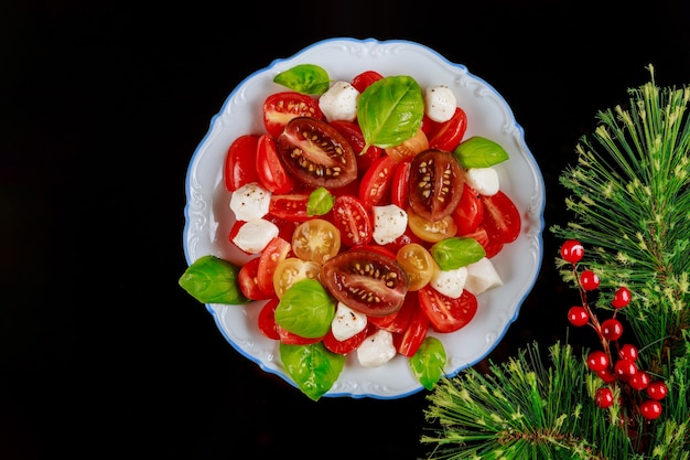 松の枝と赤いベリーのサラダ。クリスマスの食べ物と装飾。