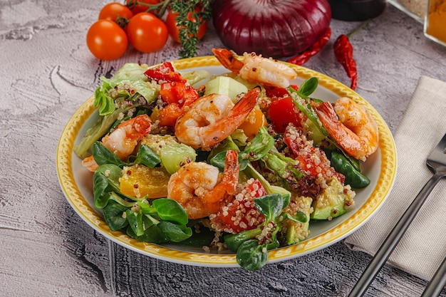 Salad with prawn and quinoa