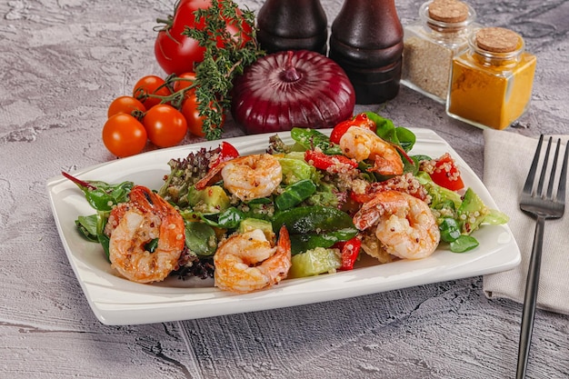 Salad with prawn and quinoa