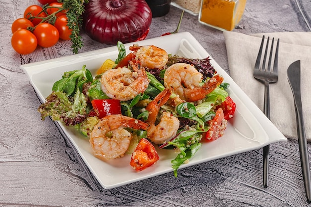 Salad with prawn and quinoa