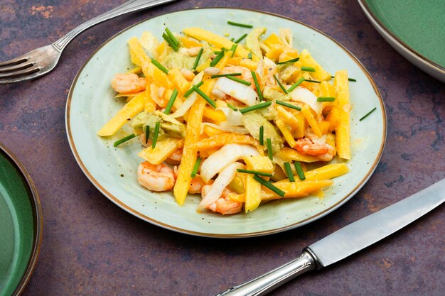 Salad with prawns and fruits