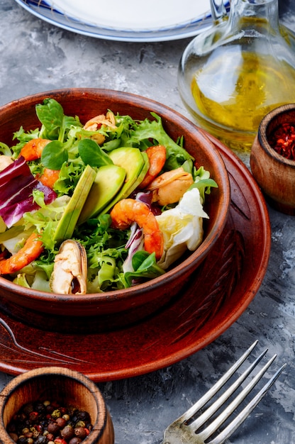 Salad with prawns and mussels