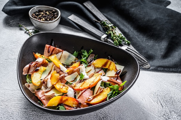 Salad with Prosciutto, peach and arugula